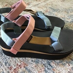 Teva FLATFORM Sandals UNIVERSAL LIGHT MULTI Women’s size 8 EUC